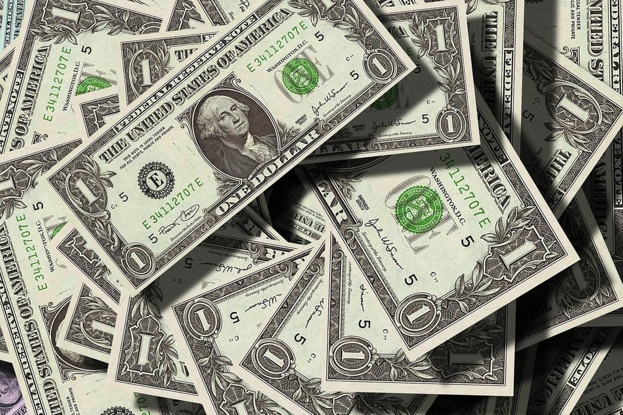 Dólar cai para R$ 4,86 e atinge menor nível desde fim de novembro